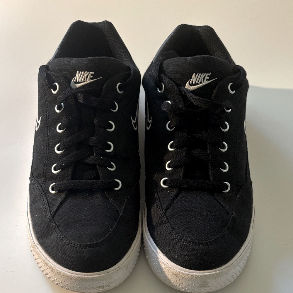 Women’s Nike black casual sneaker